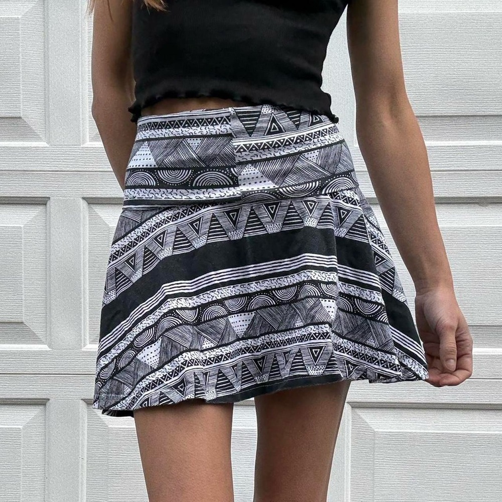 American apparel black & white printed skirt with multiple ways to wear